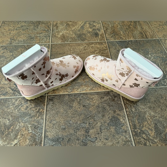 NEW!! UGG Classic Mini Floral Foil Slip On Boots- Pink/Rose Gold, Women’s Size 9 - Picture 3 of 10